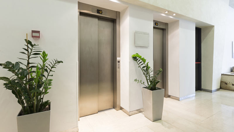 duas portas de elevador de um condomínio